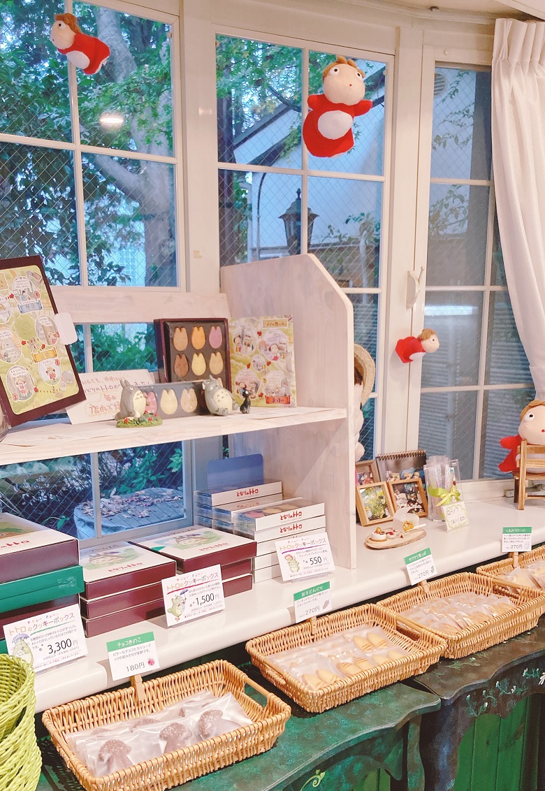 白髭のシュークリーム工房店舗装飾②