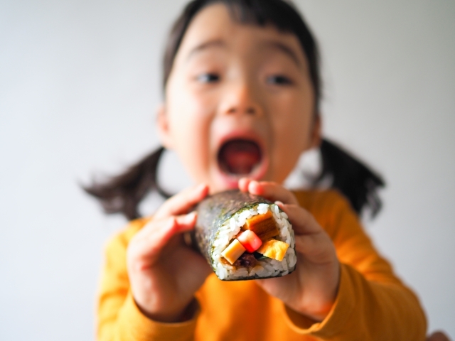 恵方巻を食べる女の子
