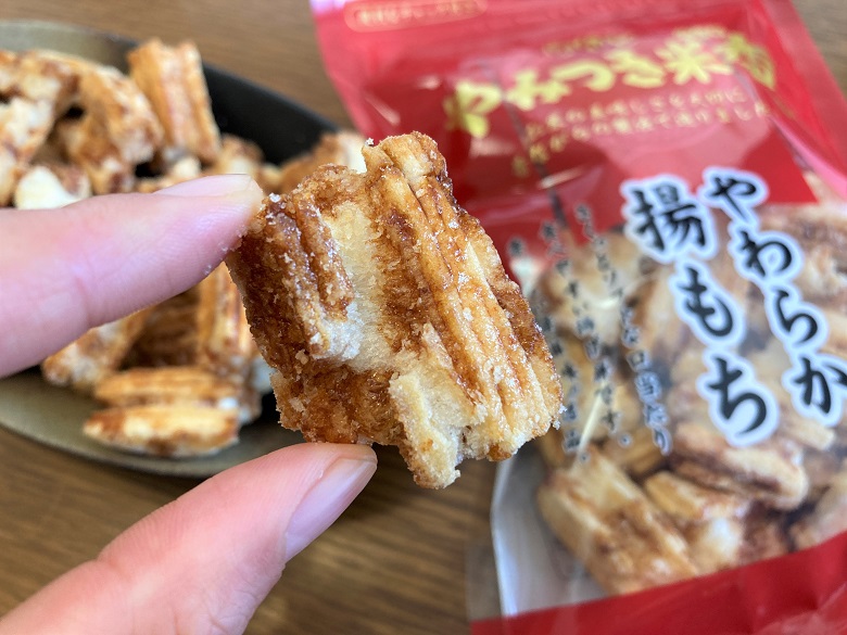 やみつき米香 やわらか揚もち（手に取る）