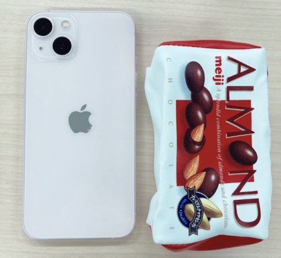 明治お菓子ポーチ_iPhone13比較