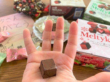 明治メルティキッス手に乗せて