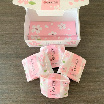 桜もちもみじ中身を出して仕切り見せて