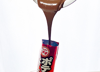 グラスに立てたプチの袋にチョコを流し込む様子