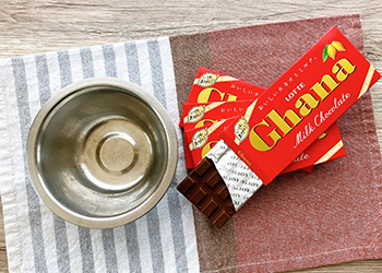 ボウルに入れた板チョコを湯煎で溶かしている様子