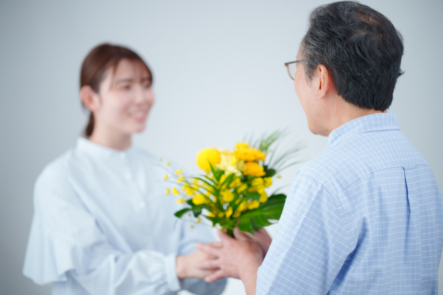 お父さんにプレゼントしている姿