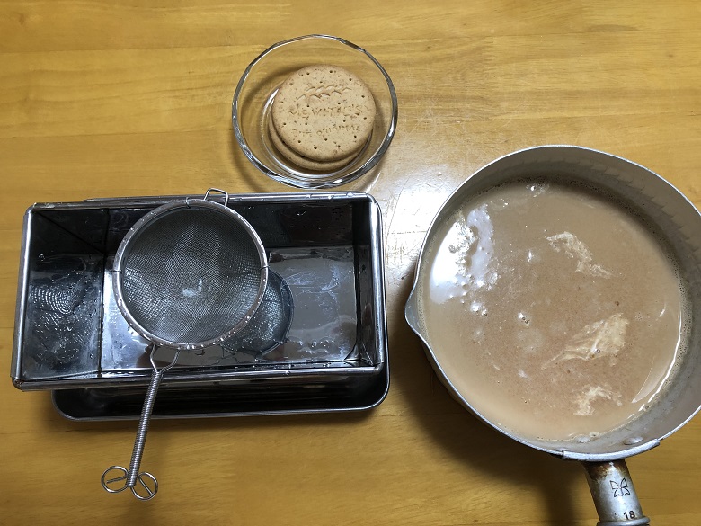 茶寒天液を型に入れる