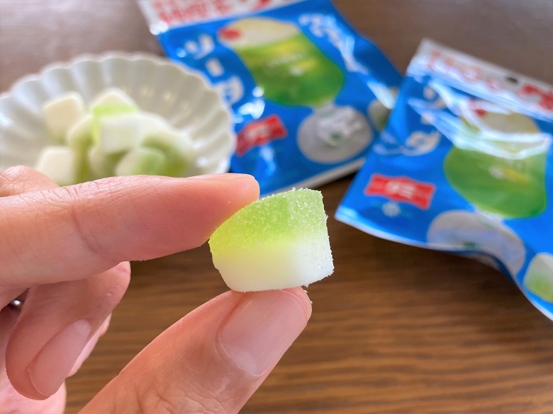 純喫茶グミクリームソーダ手にもって