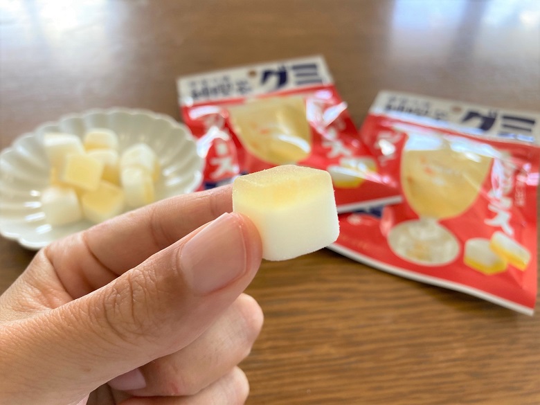 純喫茶グミミックスジュース手にもって