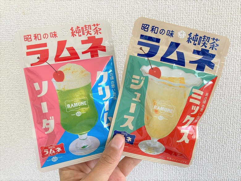 純喫茶ラムネ2品パッケージ手にもって
