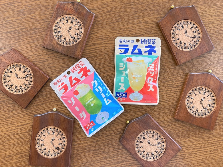 純喫茶ラムネ2品時計とばらまき