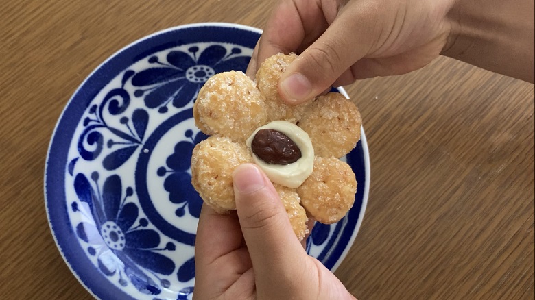 薫るバターサブリナ手にもって