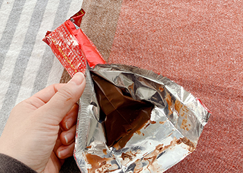 冷やし固まった後、プチの袋を慎重に開ける様子