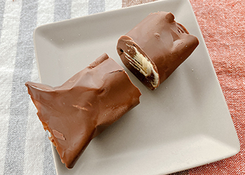 細長いチョコバー状態になったプチを輪切りにする様子