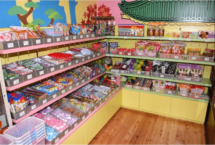駄菓子猫かぷり姫店内