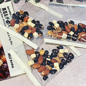 素材の栄養おやつ たんぱく質 黒豆＆チーズ中身